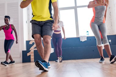 Dans stüdyosundaki zumba dansçılarının düşük açılı görüntüsü