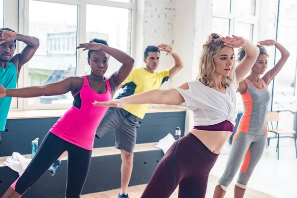 Dançarinos Zumba Multiétnicos Que Exercitam Estúdio Dança — Fotografia de Stock