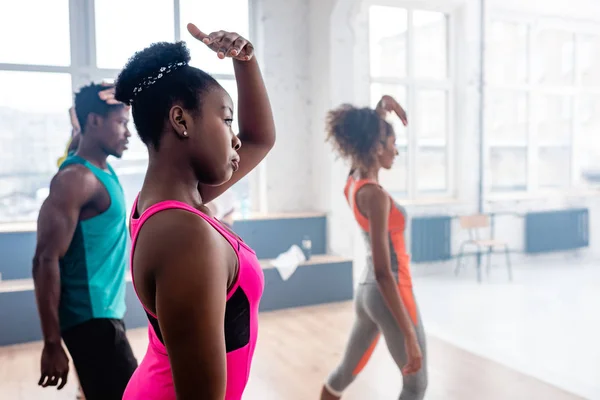 Focus Selettivo Ballerini Afroamericani Che Praticano Zumba Con Allenatore Studio — Foto Stock