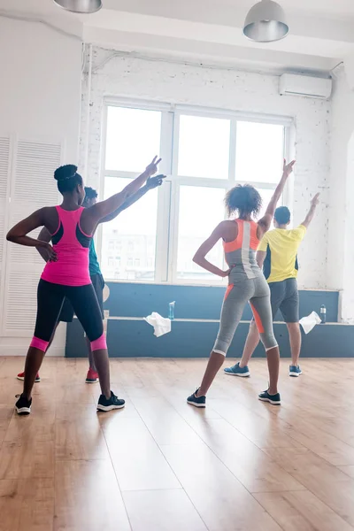 Visão Traseira Dançarinos Zumba Americanos Africanos Com Mãos Praticando Movimentos — Fotografia de Stock