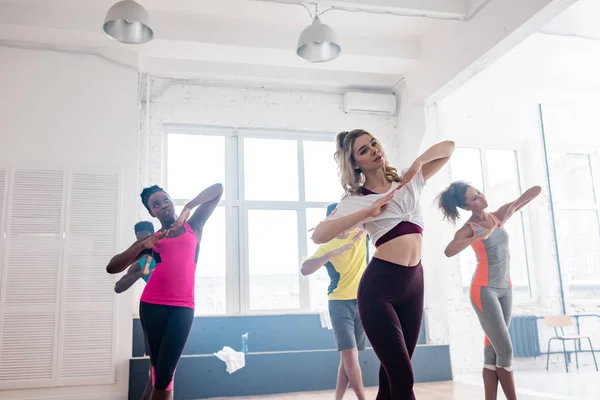 Hermosa Entrenadora Realizando Zumba Con Bailarines Multiculturales Estudio Danza —  Fotos de Stock