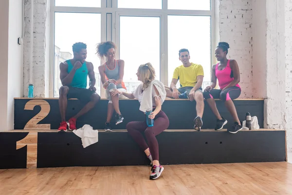 Sorridenti Ballerini Zumba Multietnici Che Parlano Mentre Riposano Sulla Panchina — Foto Stock