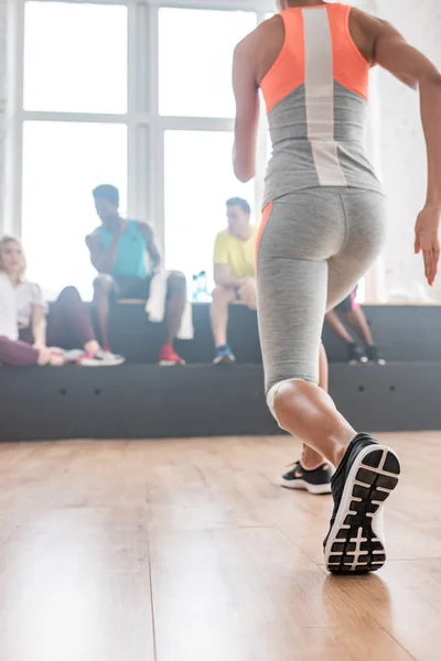 Selektivní Zaměření Mladé Ženy Protahování Multikulturními Zumba Tanečníky Pozadí Tanečním — Stock fotografie