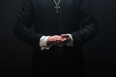 ... katolik rahiplerin elleri kapalı bir şekilde siyahların üzerinde dikiliyordu.