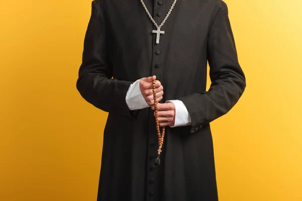 Vista Cortada Padre Católico Segurando Contas Rosário Madeira Isolado Amarelo — Fotografia de Stock