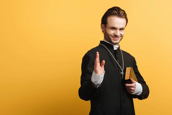 Sonriente Sacerdote Católico Mostrando Gesto Bendición Mientras Sostiene Biblia Aislada — Foto de Stock