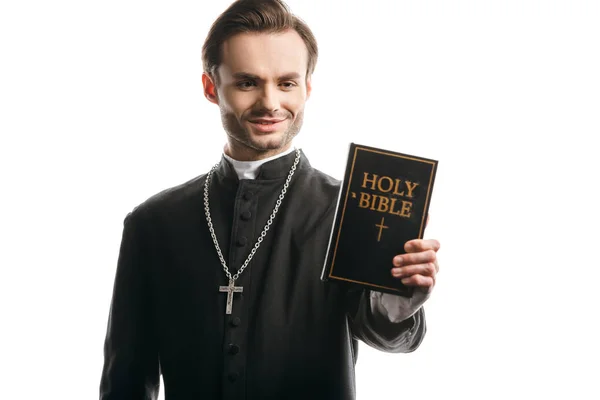 Jovem Padre Católico Sorrindo Enquanto Segurava Bíblia Sagrada Isolada Branco — Fotografia de Stock