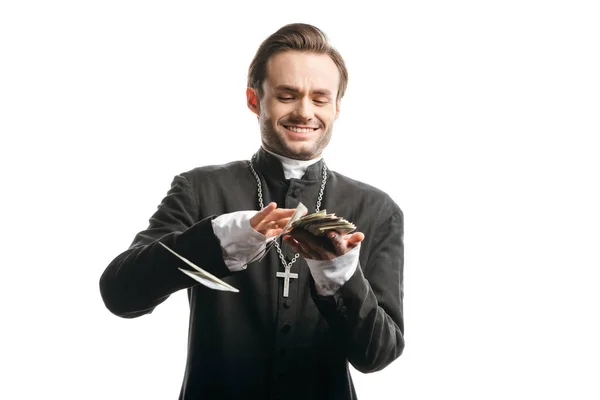 Padre Católico Corrupto Sorrindo Enquanto Contando Dinheiro Isolado Branco — Fotografia de Stock