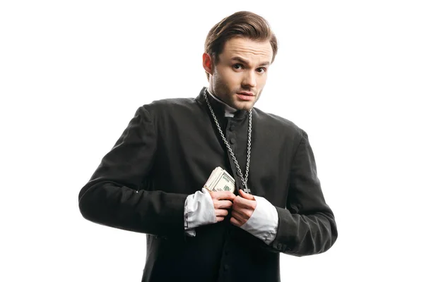 Испуганный Католический Священник Смотрит Камеру Прячет Деньги Рясой Изолированные Белом — стоковое фото