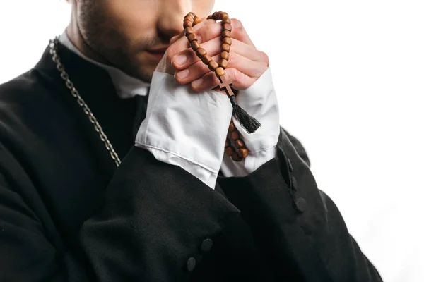 Částečný Pohled Katolický Kněz Modlí Při Držení Dřevěné Růženec Korálky — Stock fotografie