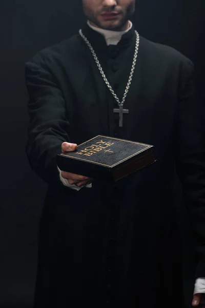 Visão Cortada Padre Católico Segurando Bíblia Sagrada Mão Estendida Isolado — Fotografia de Stock