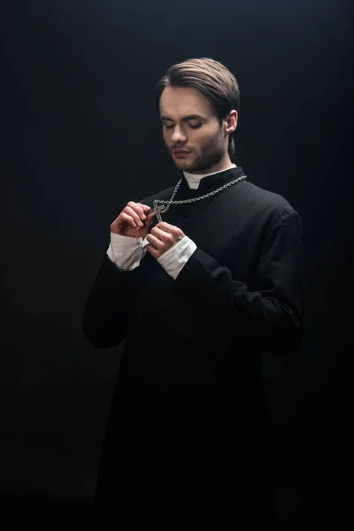 Joven Sacerdote Católico Reflexivo Mirando Cruz Plata Collar Aislado Negro — Foto de Stock