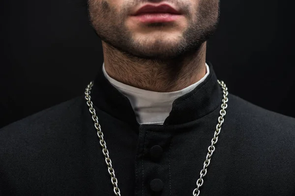 Vista Cortada Padre Católico Batina Preta Com Colar Prata Isolado — Fotografia de Stock