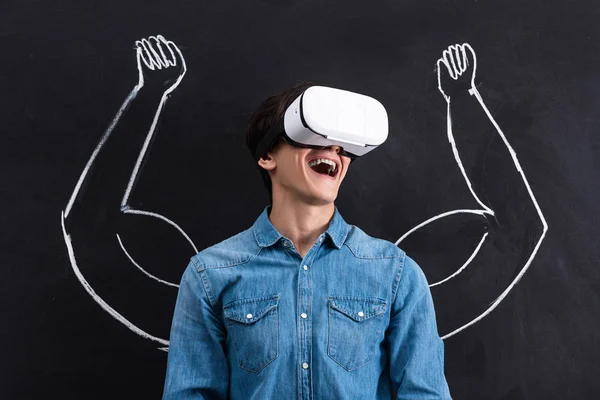Joven Excitado Usando Auriculares Realidad Virtual Con Brazos Musculares Dibujando — Foto de Stock