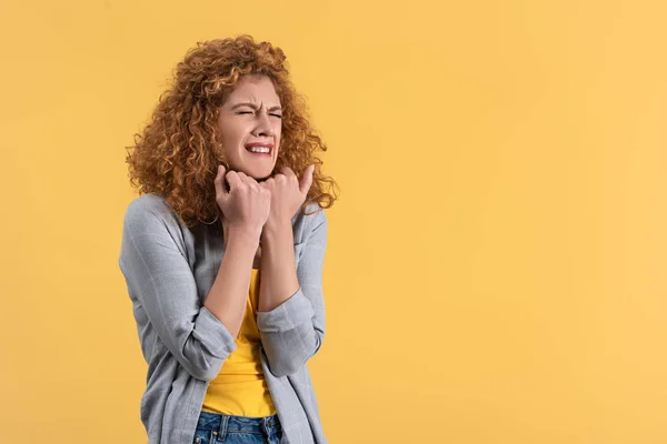 Menina Ruiva Atraente Chorando Isolado Amarelo — Fotografia de Stock