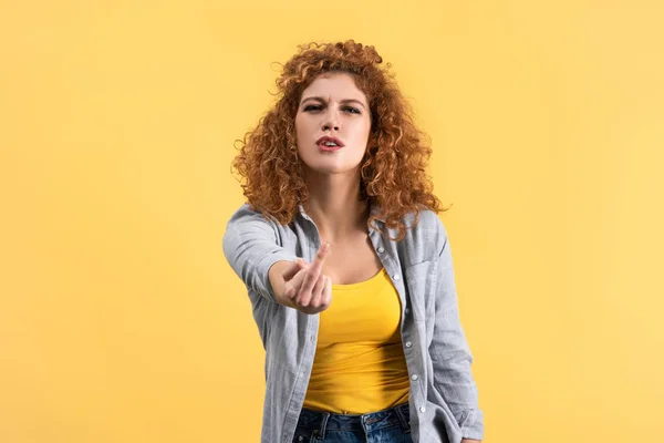 Pelirroja Enojada Mostrando Dedo Medio Aislada Amarillo — Foto de Stock