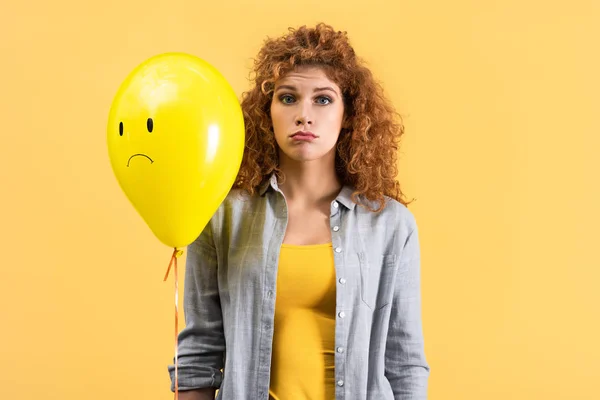 Chica Molesta Sosteniendo Globo Con Cara Triste Aislado Amarillo — Foto de Stock