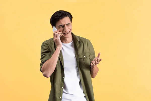 Stresli Ağlayan Adam Akıllı Telefondan Konuşuyor Sarıda Izole Edilmiş — Stok fotoğraf