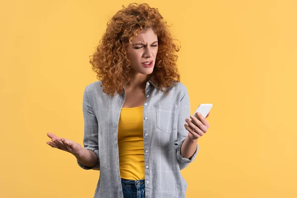 Mujer Estresada Enojada Usando Teléfono Inteligente Aislado Amarillo — Foto de Stock
