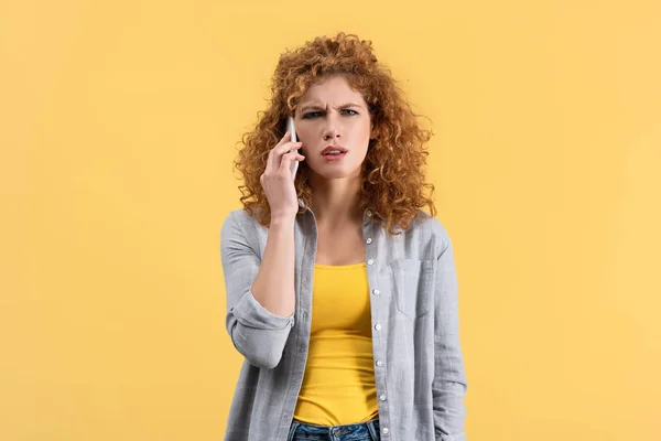 Ruiva Mulher Mau Humor Falando Smartphone Isolado Amarelo — Fotografia de Stock