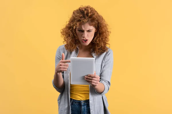 Menina Agressiva Apontando Gritando Para Tablet Digital Isolado Amarelo — Fotografia de Stock
