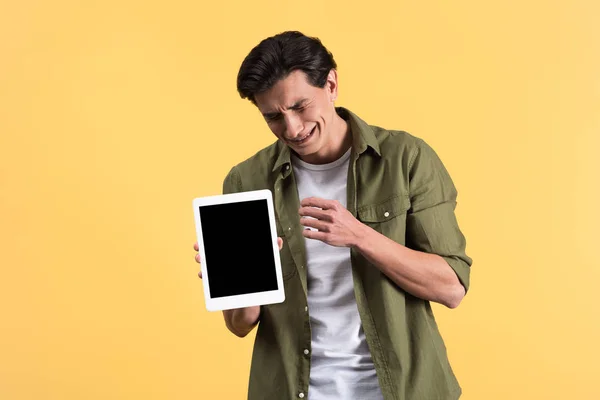 Hombre Llorando Mostrando Tableta Digital Con Pantalla Blanco Aislado Amarillo — Foto de Stock