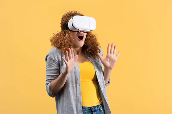 Mulher Ruiva Chocado Usando Fone Ouvido Realidade Virtual Isolado Amarelo — Fotografia de Stock