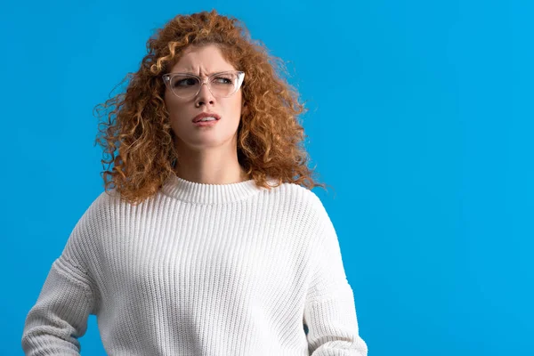 Pelirroja Escéptica Chica Gafas Aislada Azul — Foto de Stock