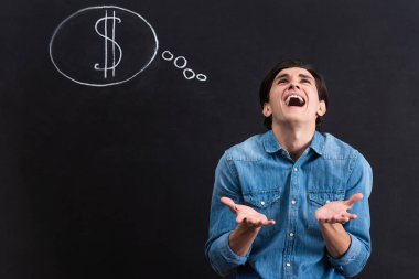 Stresli adam kara tahtada dolar şeklinde düşünce baloncuğu işareti ile bağırıyor.