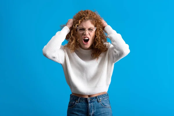 Raiva Gritando Ruiva Mulher Óculos Isolado Azul — Fotografia de Stock