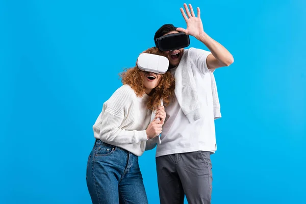 Pareja Excitada Usando Auriculares Realidad Virtual Aislados Azul —  Fotos de Stock