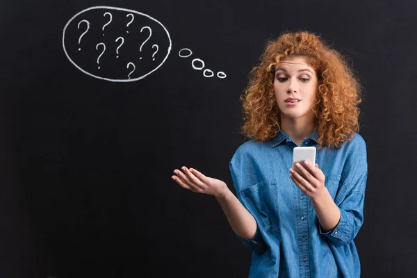 Mujer Escéptica Usando Teléfono Inteligente Signos Interrogación Burbuja Pensamiento Pizarra — Foto de Stock