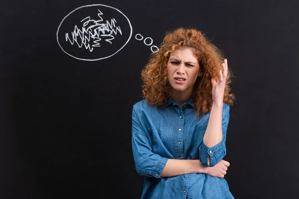 Gestresste Rothaarige Junge Frau Mit Gedankenblase Auf Tafel — Stockfoto