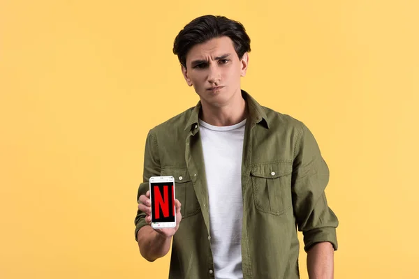 Kiev Ukraina November 2019 Skeptisk Man Visar Smartphone Med Netflix — Stockfoto