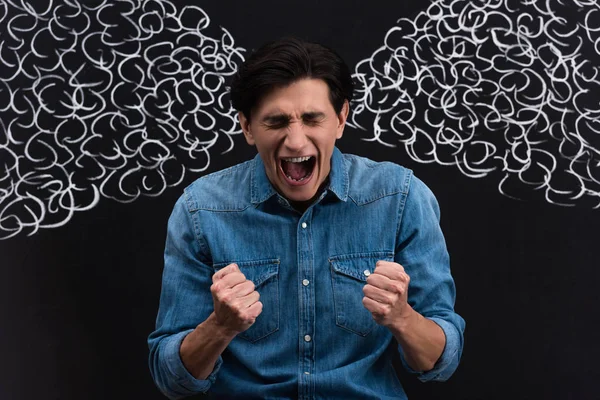 Joven Enojado Sosteniendo Puños Gritando Con Vapor Dibujando Pizarra Detrás — Foto de Stock