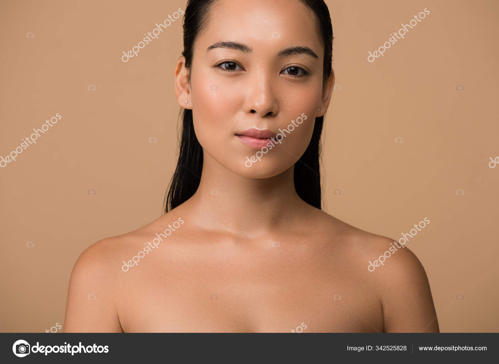 naked asian girls 美しい裸のアジア系の女の子がベージュで隔離されたカメラを見て — ストック写真 © VitalikRadko #342525828