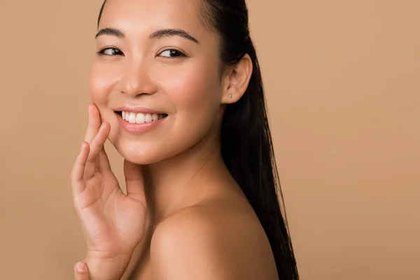 Smiling Beautiful Naked Asian Girl Looking Away Isolated Beige — Stock Photo, Image