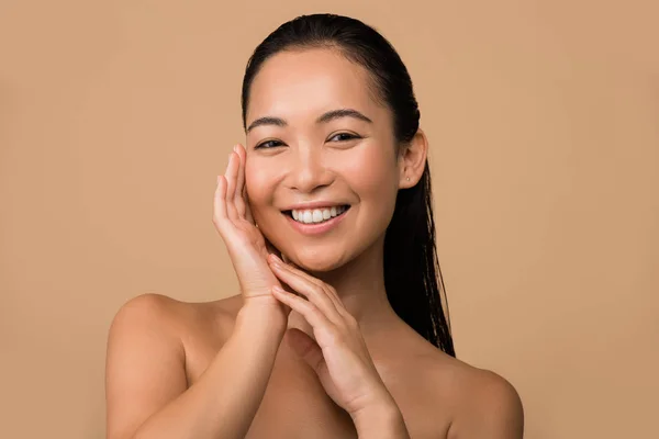 Smiling Beautiful Naked Asian Girl Touching Face Isolated Beige — Stock Photo, Image