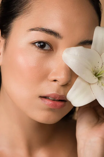 Beautiful Naked Asian Girl Holding White Lily Face Isolated Beige — Stock Photo, Image