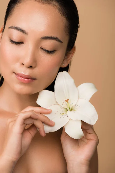 Beautiful Naked Asian Girl Holding White Lily Isolated Beige — Stock Photo, Image