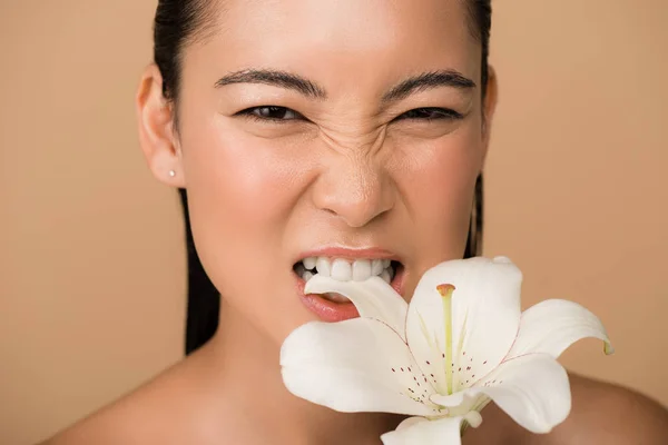 Schön Nackt Asiatische Mädchen Beißen Weiße Lilie Isoliert Auf Beige — Stockfoto