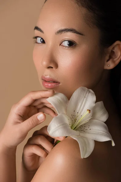 Gyönyörű Meztelen Ázsiai Lány Gazdaság Fehér Liliom Elszigetelt Bézs — Stock Fotó