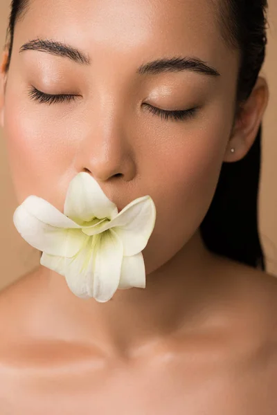 Beautiful Naked Asian Girl Closed Eyes Holding White Lily Mouth — Stock Photo, Image