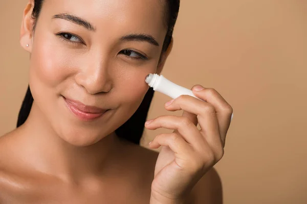 Sorrindo Bonito Asiático Menina Usando Olho Rolo Isolado Bege — Fotografia de Stock