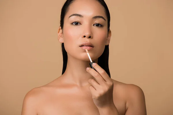 Beautiful Naked Asian Girl Appying Lip Gloss Lips Isolated Beige — Stock Photo, Image