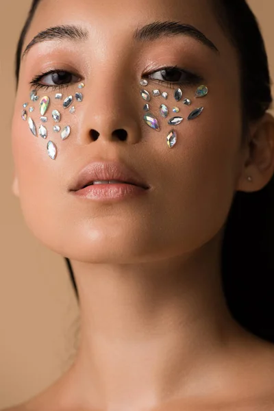 Gyönyörű Meztelen Ázsiai Lány Strasszos Arcon Elszigetelt Bézs — Stock Fotó