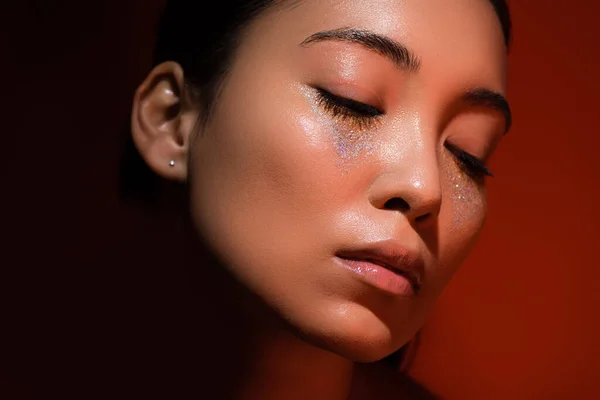 Hermosa Asiático Chica Con Plata Brilla Cara Cerrado Ojos Rojo — Foto de Stock