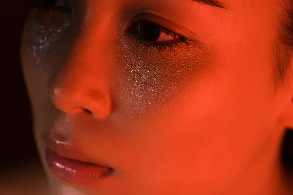 Közeli Kilátás Gyönyörű Ázsiai Lány Ezüst Csillogás Arcon Piros Világítás — Stock Fotó