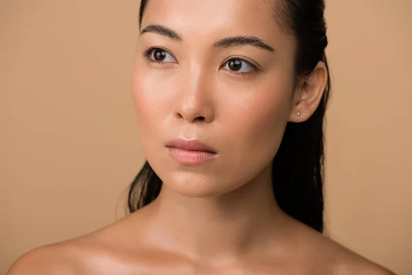 아름다운 알몸의 아시아인 소녀가 베이지 바라봅니다 — 스톡 사진