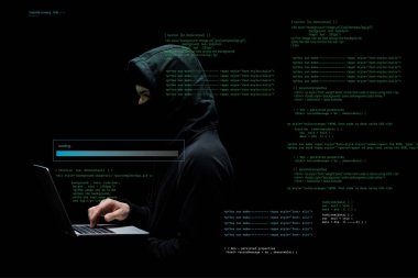Siyah verilerin yanında laptop kullanan kapüşonlu ve maskeli isimsiz bir hacker. 